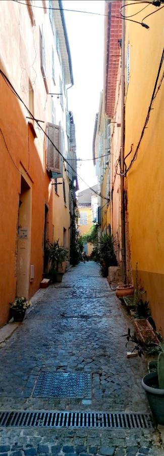 Beautiful Renovated Studio With View- Old Hyeres Exterior photo